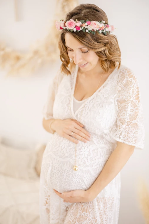 blanc robe rose dentelle cheveux longs